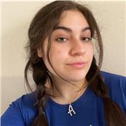 Hola, soy Alessia y estudio “Idiomas y Literatura”. Hablo español nativo y doy clases dinámicas y adaptadas para aprender italiano
